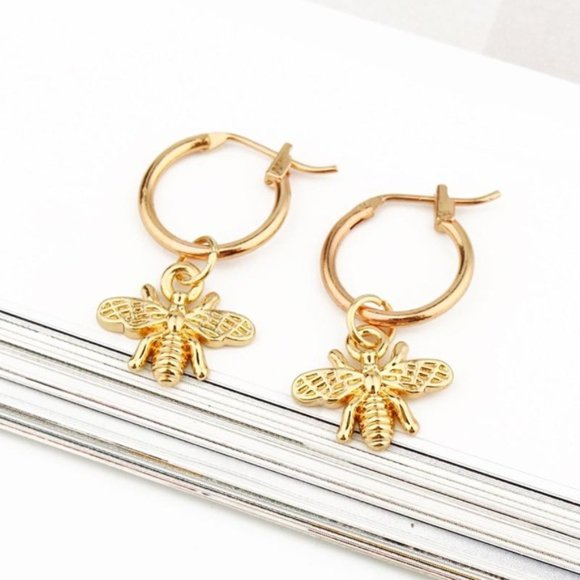 Jewelry - NWOT Gold Bumble Bee Huggies